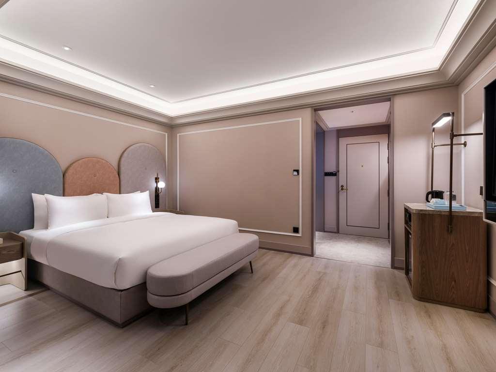 Hotel Mercure Jinqiao 4*